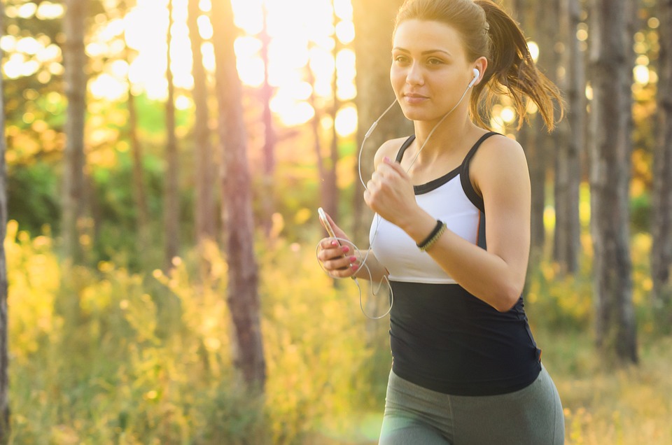 jogga-träna-springa-musik-hörlurar-fitness-hälsa